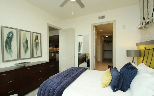 1BR Business Suite w/ Pool Near Downtown