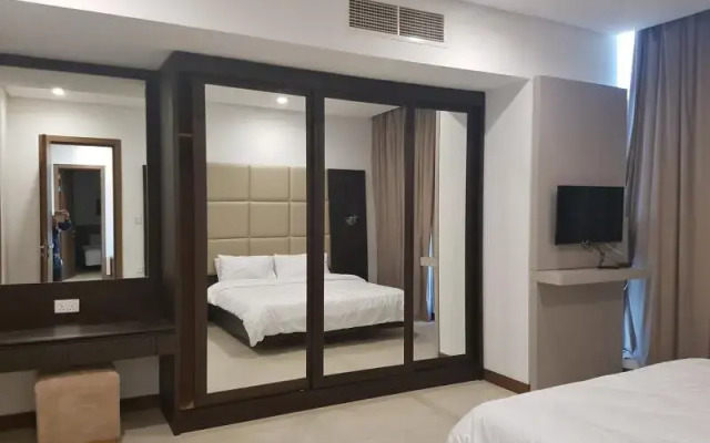 Delmon Plaza Suite