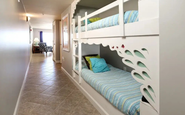 Pelican Isle 215 by RedAwning