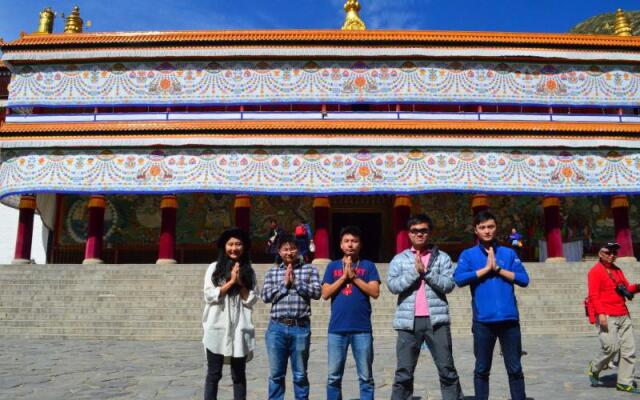 Huajianji Courtyard Home stay