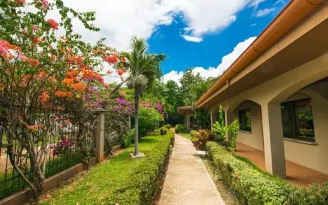 Updated budget condo - Centrally located at 5 minute drive from 4 beaches