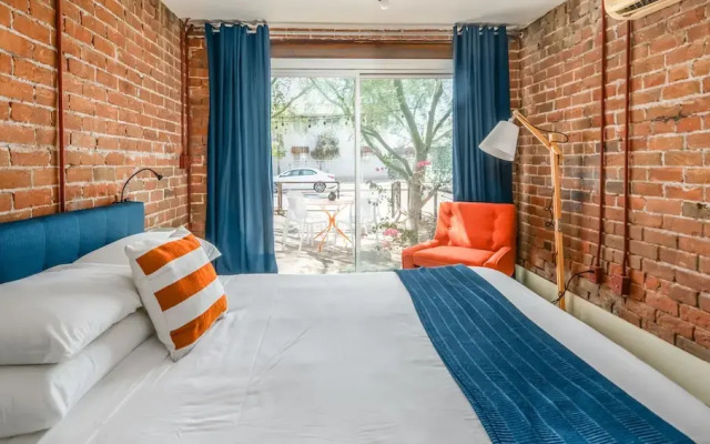 Quaint 2BR Near Downtown by WanderJaunt