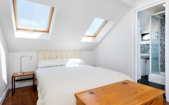 Veeve  4 Bed Home On Larden Road In Ealing