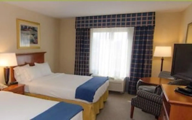 Crossroads Inn And Suites
