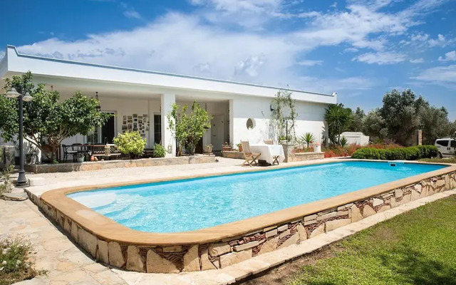 Important Group Villa Daisy