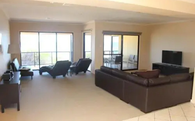 The Lighthouse - Beachfront Accommodation