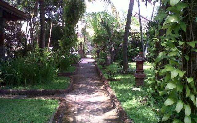 Padang Lovina Sea Side Cottage