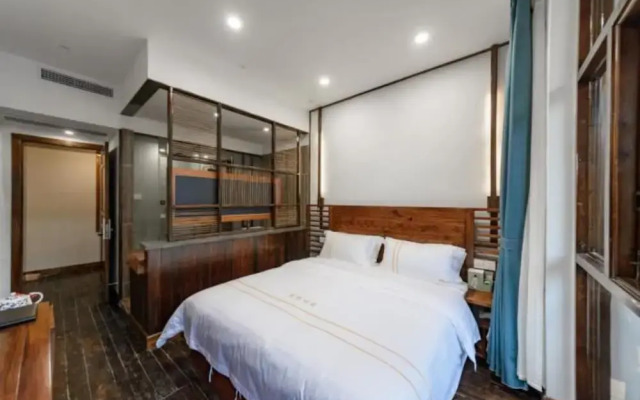 Floral Hotel Fenghuang Xinsu View