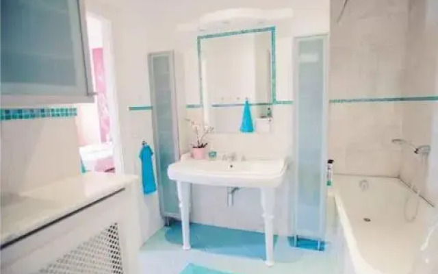 Exclusive colourful flat in the city