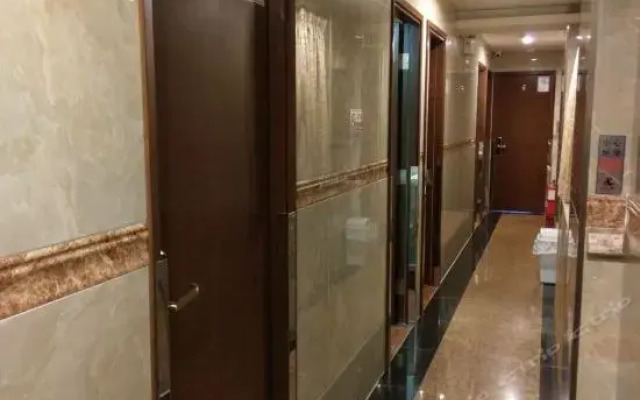 Wang Kei Hotel（Mong Kok MTR Exit D2）