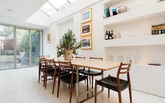 Veeve  Sleek 5 Bed Home St Maur Road Parsons Green