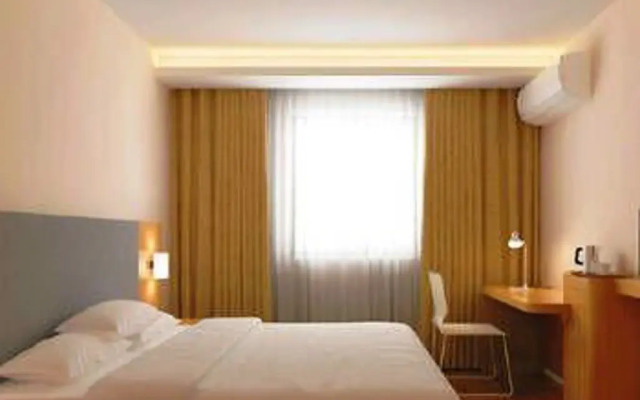 Hanting Hotel Wuhan Lingjiaohu Metro Station
