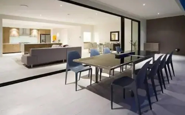 T E Peters Waterfront Holiday Home