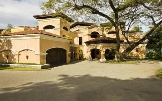 Spacious Luxury Beachfront Villa in Playa Flamingo