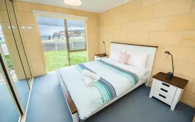 Bayview no 1 - Next to the Beach!