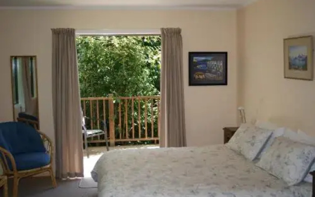 Mahana Lodge Boutique Bed & Breakfast