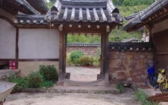 Jeongjaejongtaek Hanok Guesthouse