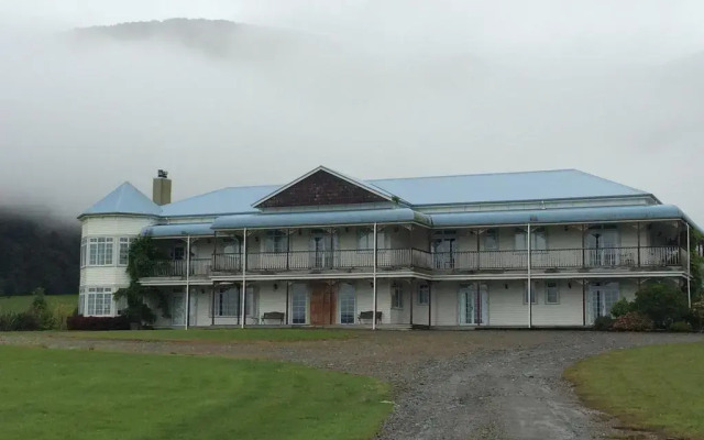 Hukawai Lodge