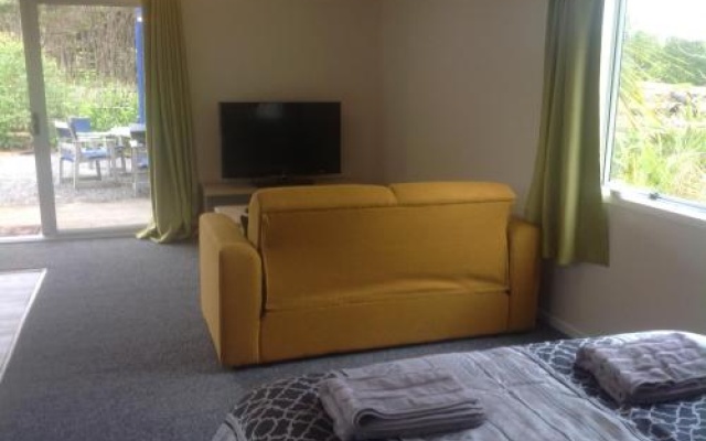 Kuaotunu Cabins – Guest Rooms – Matarangi