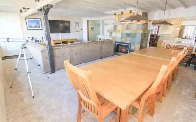 The Perch - 4 Br home by RedAwning