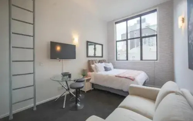Urban Chic Loft Off Queen street