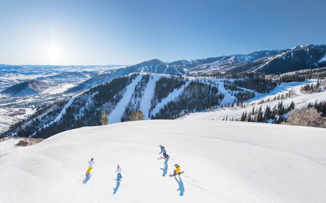 Sundial Lodge Condo Steps from Red Pine Gondola by RedAwning