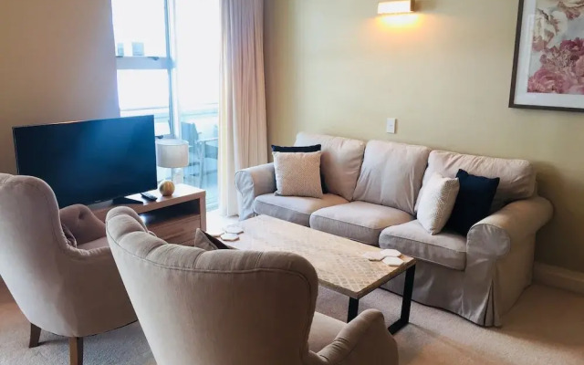 Large 1BR Apartment at the Waterfront