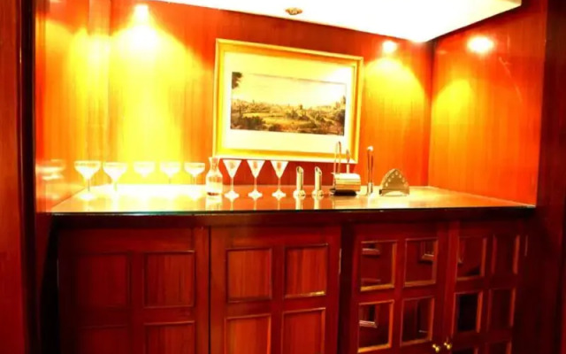 Aveda Hotel Kamal