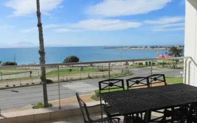 Point Village Accommodation - Santos 23