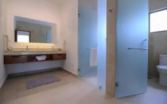 Luxury residence with pool and hotel amenities
