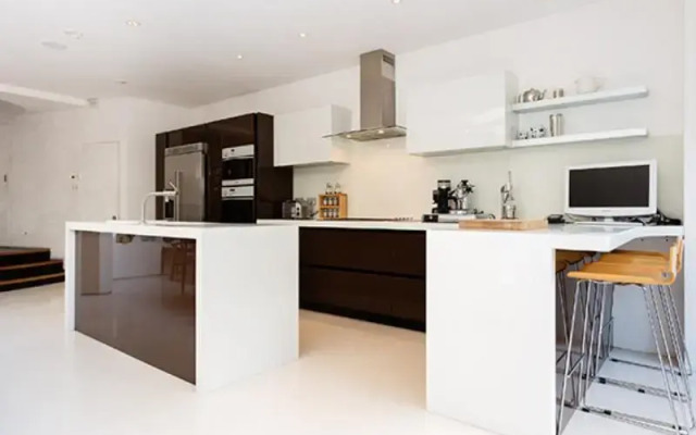 Veeve  Sleek 5 Bed Home St Maur Road Parsons Green