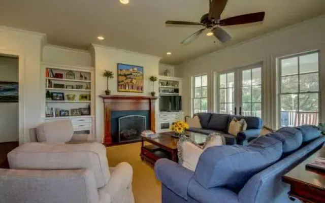 4000 Comer 5 Br home by RedAwning