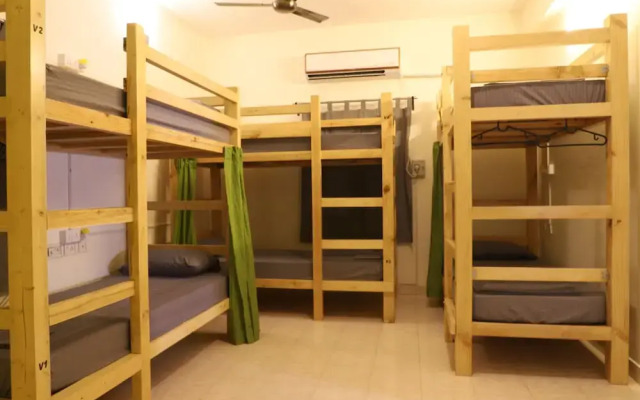 Hostel11 Elliot's Beach