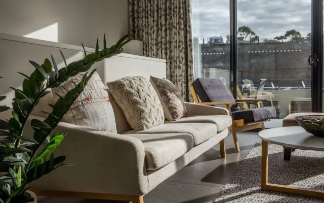 Roomerang at Lakeside Townhouse