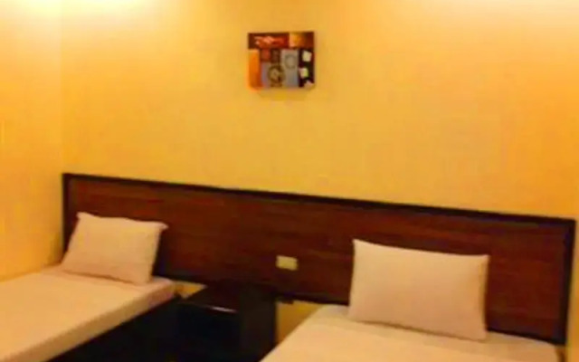 Avenue 5 Hotel