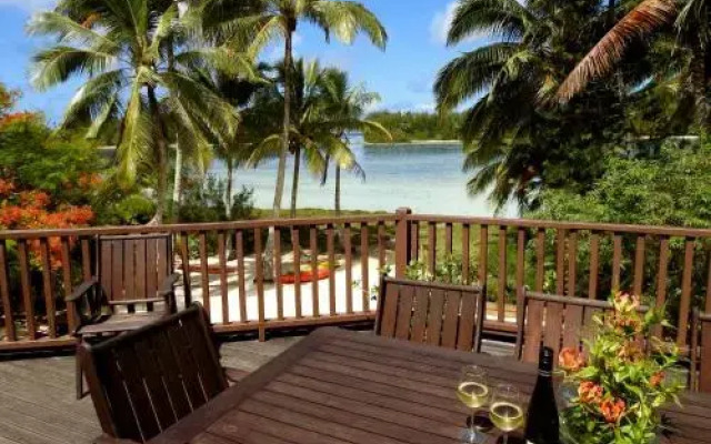 B's Beach House on Muri Lagoon