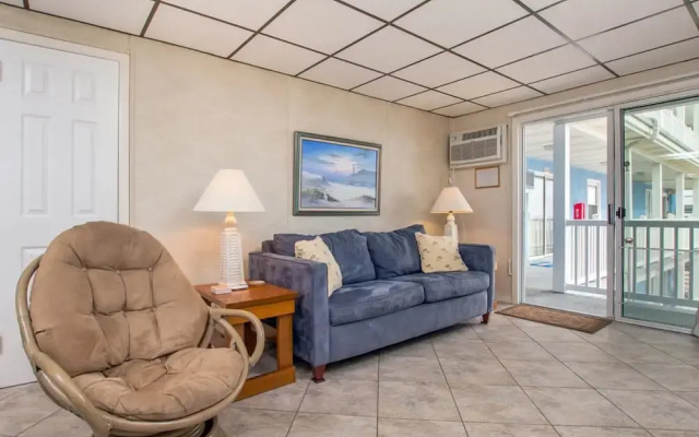46th St Windjammer 204 1Br Condo