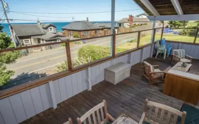 Captains Quarters - 3 Br home by RedAwning