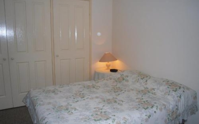 Ground floor, family unit on the canal with free WIFI! – Guest Rooms – Bongaree