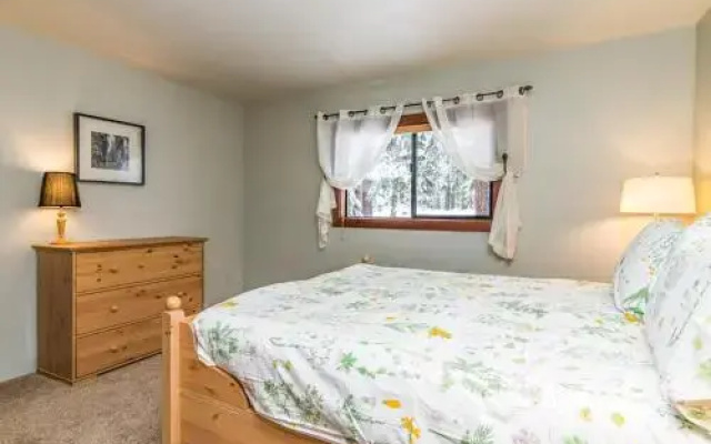Spacious Truckee Cabin for 12 by RedAwning