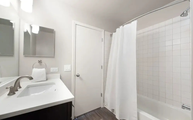 Bright South Loop Suites by Sonder