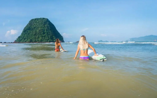 Mojosurf Camp Red Island