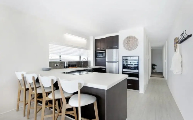Surfers Paradise Absolute Beachfront Apartment