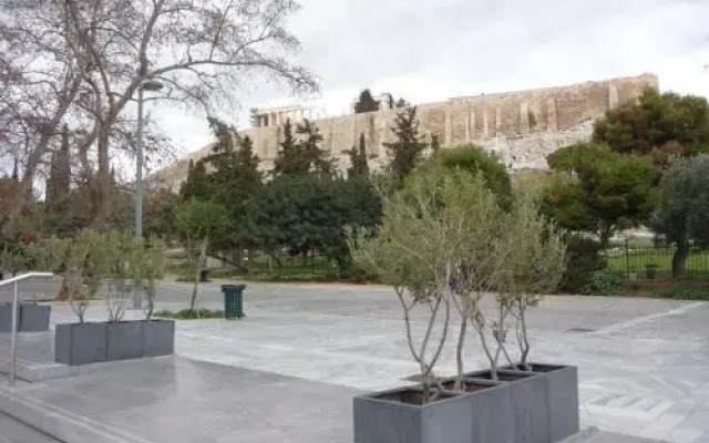 Urban Retreat Under the Acropolis