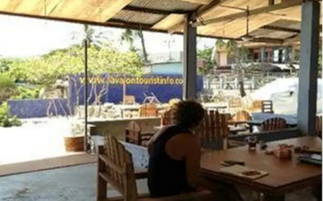 Lavalon Seaview Hostel & Bar