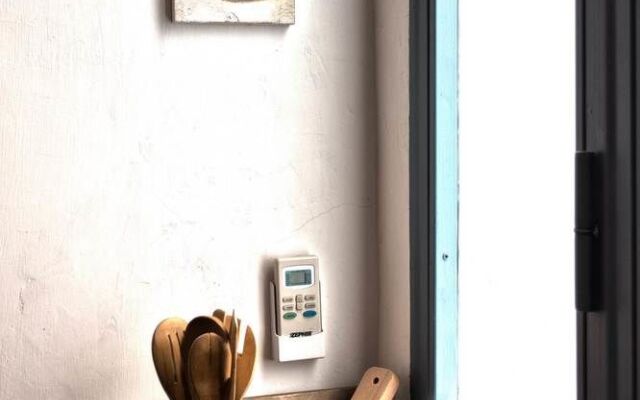 White Colosseo Victoria House