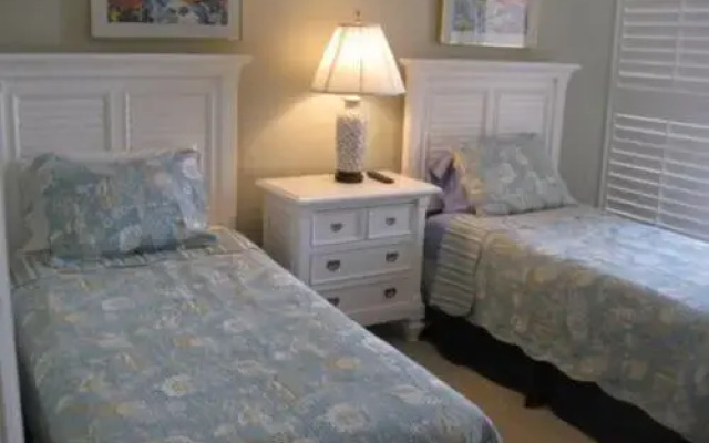 Luxurious Condo with Spectacular Sunset Views and Easy Access to the Beach by RedAwning