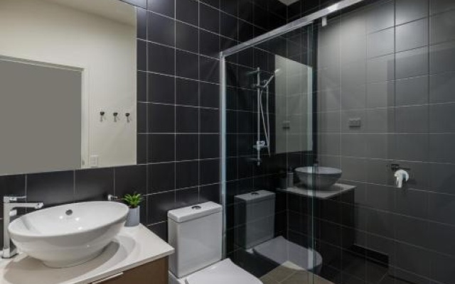 Round About Bulimba Executive 3BR Bulimba apartment near Oxford St shops and restaurants – Bathroom – Brisbane