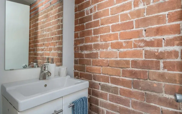 Quaint 2BR Near Downtown by WanderJaunt