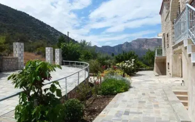 Karantonis House